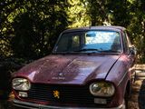 deux vieilles voitures garées sur le bord de la route