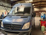 une camionnette garée dans un garage avec d'autres véhicules