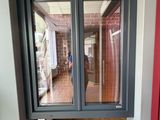 une photo d'une fenêtre dans le couloir d'un immeuble