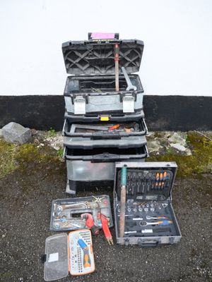 une caisse à outils STANLEY sur roulettes et son contenu, en…