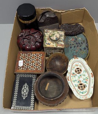 une boîte en carton remplie d'objets hétéroclites sur une table