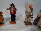 cinq figurines représentant des personnes vêtues de costumes différents