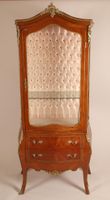 Vitrine ouvrant par une porte, de forme galbée toutes faces,… (photo 2)
