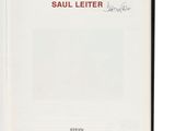 un livre avec une couverture noire et des inscriptions rouges