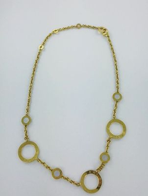 un collier en or sur fond blanc