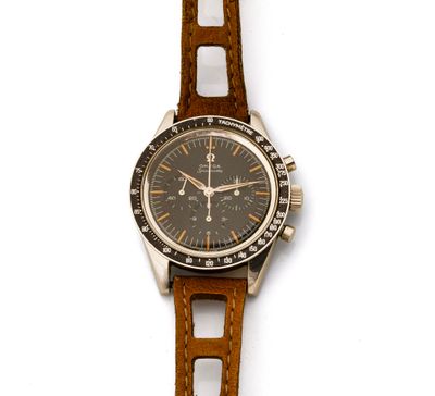 une image représentant une montre avec un bracelet en cuir marron sur un fond blanc