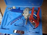 une boîte à outils bleue avec des outils sur le sol
