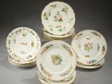 six assiettes ornées de motifs floraux sont disposées sur un fond gris
