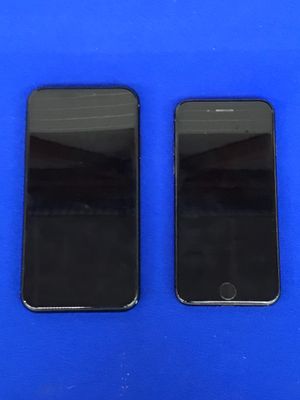 deux iPhones noirs posés l'un à côté de l'autre sur une surface bleue