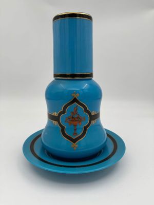 un gros plan d'une tasse et d'une soucoupe bleues posées sur une assiette