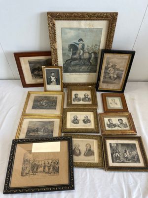 un assortiment de gravures et de dessins, encadrés ou non, disposés sur un lit