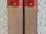 deux livres posés sur une table