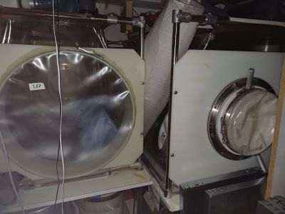 une machine qui se trouve sur une étagère dans une pièce