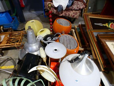 une pile d'objets hétéroclites posés sur le sol