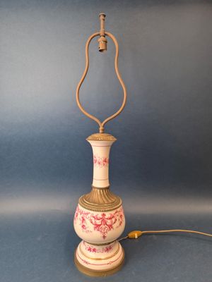 Pied de lampe en porcelaine blanche à décor rose de rinceaux…