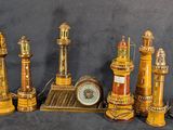 cinq horloges en bois et une tour d'horloge posées sur une table