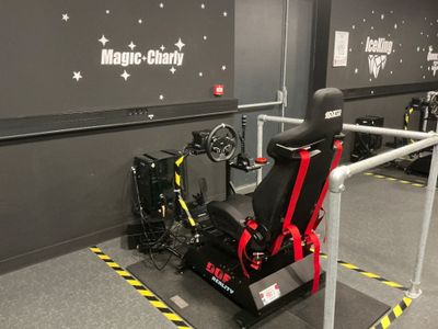 une console de jeux vidéo qui se trouve dans une pièce