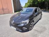 la voiture noire est garée sur le bord de la route