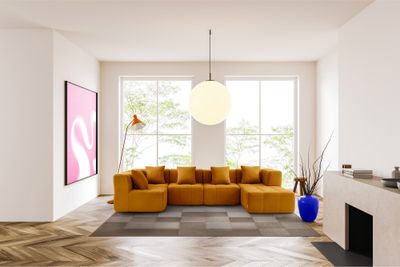 une photo d'un salon avec un canapé et une cheminée