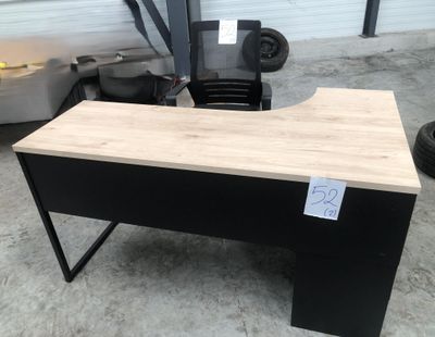 un bureau noir avec un plateau en bois et des pieds noirs