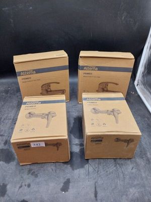 quatre cartons contenant des objets divers, posés par terre devant une fenêtre
