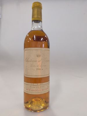 une vieille bouteille de whisky posée sur une surface blanche