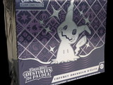 La boîte est remplie de cartes du jeu de cartes à collectionner Pokémon.