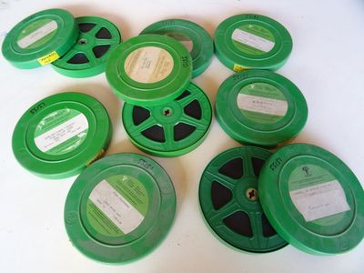 de nombreuses bobines en plastique vert posées sur une table blanche