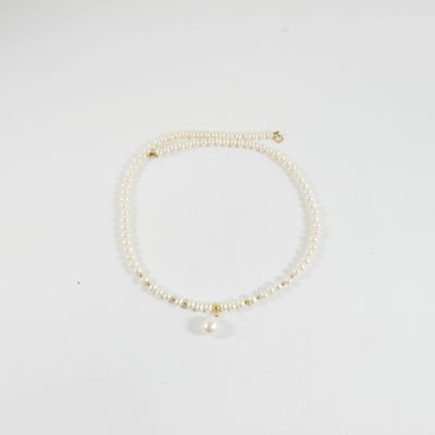 un bracelet composé d'une seule rangée de perles, muni d'un fermoir doré