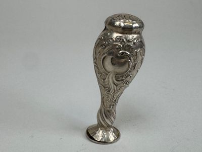 Sceau à cacheter probablement en argent repoussé à décor de … - Photo 1