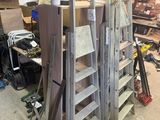 une pièce remplie d'objets et d'outils de toutes sortes