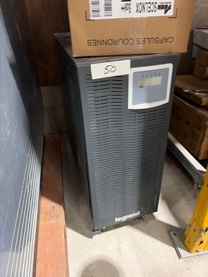 un climatiseur posé sur une boîte en carton dans une pièce