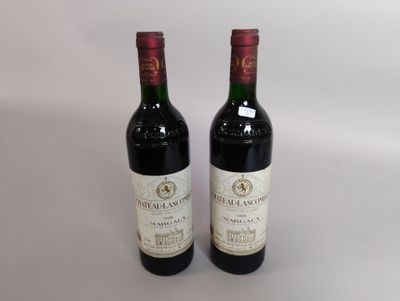 deux bouteilles de vin posées l'une à côté de l'autre sur une table