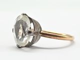 Gros plan sur une bague ornée d'un diamant