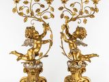 une paire de figurines en bronze doré représentant des chérubins et des chérubins