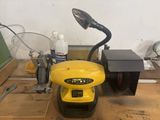 une machine jaune posée sur une table en bois