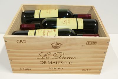 six bouteilles de vin dans un coffret en bois