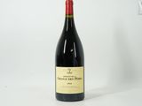 une bouteille de vin rouge posée sur une table blanche