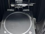 une machine posée sur une table dans une pièce