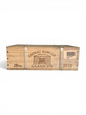 un gros plan d'une boîte de vin sur fond blanc