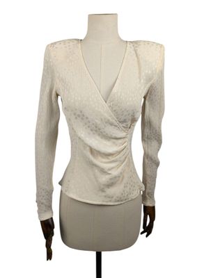 le haut d'un mannequin vêtu d'une chemise blanche