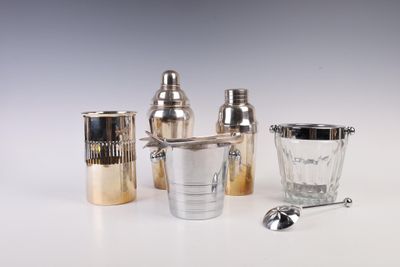 quatre types différents de shakers posés sur une table blanche