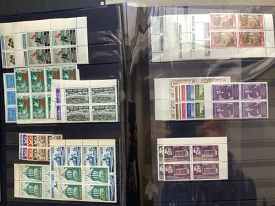 de nombreux timbres différents exposés dans une vitrine