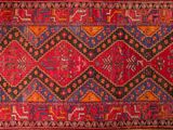 un vieux tapis à motifs rouges et bleus