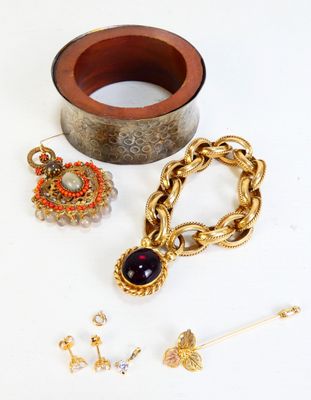 de nombreux bijoux posés sur une surface blanche