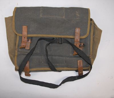 un sac posé sur une surface blanche