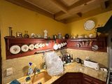 une cuisine avec un évier et un comptoir sur lequel se trouve de la vaisselle