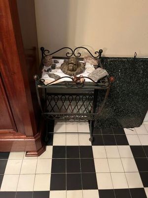 un sol à carreaux noirs et blancs sur lequel est allongé un chat