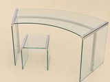 une table en verre avec un plateau en verre et une petite table avec un plateau en verre