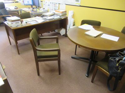 une image représentant une pièce avec une table et des chaises